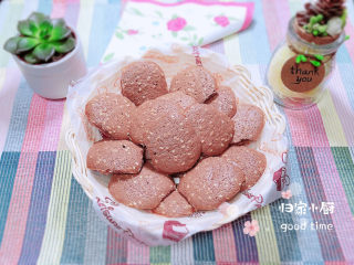 15、芝麻薄脆饼干,一盘香气四溢的可可薄脆芝麻饼干就做好了。