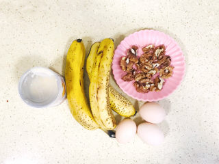 1、香蕉核桃蛋糕,准备好食材