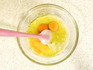 5、香蕉核桃蛋糕,打入三个鸡蛋