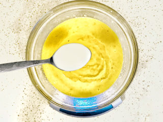 8、香蕉核桃蛋糕,加入炼乳