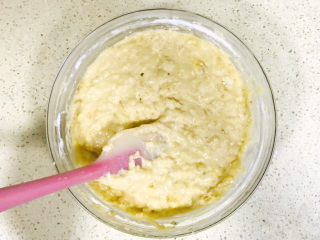 12、香蕉核桃蛋糕,上下翻拌，没有干粉就可以了，不要搅拌过度