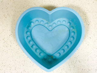 14、香蕉核桃蛋糕,磨具滴入几滴油，上下摇匀