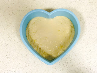 15、香蕉核桃蛋糕,将蛋糕液体加入模具中，振一下模具，使之排出气泡