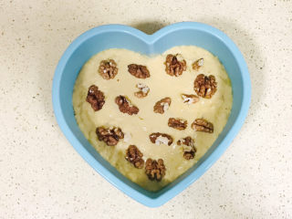 16、香蕉核桃蛋糕,将核桃均匀地摆放上去