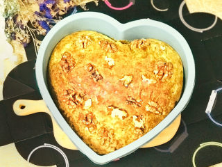 18、香蕉核桃蛋糕,蛋糕从烤箱拿出来，用牙签扎进去，抽出来，牙签上没有湿面，就是熟透了