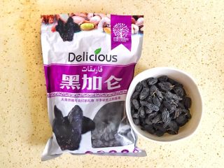 1、一次性发酵葡萄干椰子油白吐司,我用的是这种新疆的黑加仑，去掉蒂，洗干净