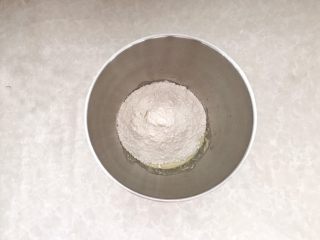 4、一次性发酵葡萄干椰子油白吐司,因为每家面粉吸水性不同，提前预留30克的牛奶（液体），搅拌均匀后，加面粉