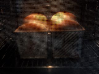 11、一次性发酵葡萄干椰子油白吐司,提前预热烤箱200度，送进吐司后，降温至190度，烘烤40分钟，10分钟时，上色均匀后，记得加盖锡纸