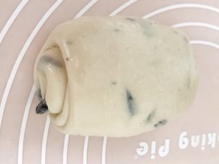 10、一次性发酵葡萄干椰子油白吐司,整形好后的吐司卷，一般为2.5到3圈比较合适，擀卷的时候，动作要轻柔，不要卷太紧，这些手法都有利于吐司的后期发涨