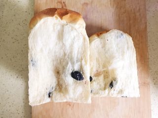 15、一次性发酵葡萄干椰子油白吐司,内部组织2：这么绵绵软软的吐司，最适合手撕着吃啦