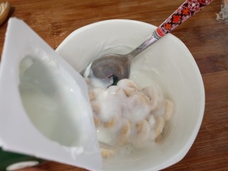 6、可以爆浆的香蕉酸奶吐司,倒入酸奶拌匀