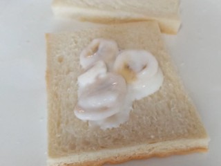 7、可以爆浆的香蕉酸奶吐司,把香蕉酸奶放在吐司上