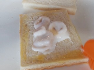 8、可以爆浆的香蕉酸奶吐司,边缘刷一层蛋液