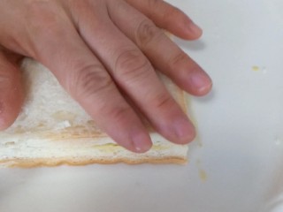 9、可以爆浆的香蕉酸奶吐司,再放上一片吐司边缘压实