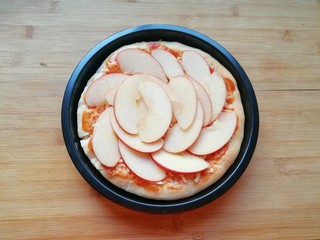 10、百变水果 水果披萨,摆上苹果片。