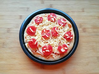 12、百变水果 水果披萨,再撒上一层马苏里拉芝士。