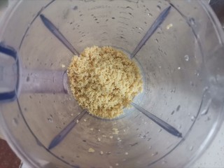 2、蔓越莓小米蒸糕,泡好的小米控干水分，放入料理机