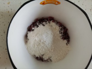 4、蔓越莓小米蒸糕,蔓越莓干切碎，加入一勺面粉，搅拌均匀，是蔓越莓干沾上面粉，这一步是使蔓越莓在蛋糕里不会下沉