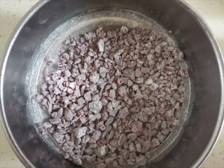 5、蔓越莓小米蒸糕,再筛掉多余的面粉