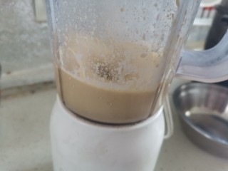 6、蔓越莓小米蒸糕,把鸡蛋和小米打成米浆