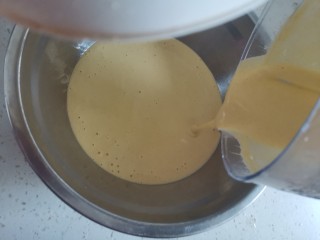 7、蔓越莓小米蒸糕,打好之后倒在一个无水无油的盆里