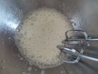 8、蔓越莓小米蒸糕,来处理蛋清，蛋清理先滴几滴柠檬汁，电动打蛋器开高速，打发至鱼眼粗泡加第一次白砂糖