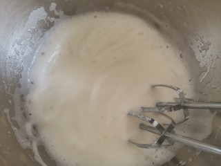 9、蔓越莓小米蒸糕,继续打发至粗泡变细腻时加第二次白砂糖