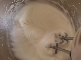 10、蔓越莓小米蒸糕,继续打发至蛋白出现明显的纹路，加入第三次白砂糖