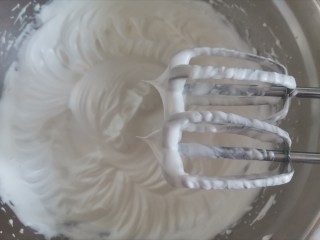 11、蔓越莓小米蒸糕,继续打发至提起打蛋器有直立的小尖角，即干性发泡