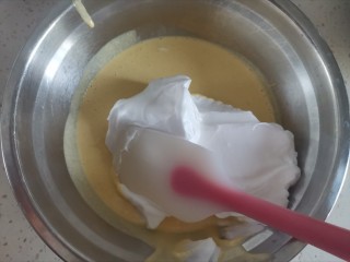 12、蔓越莓小米蒸糕,取1/3蛋白霜到蛋黄糊里翻拌均匀，不能画圈搅拌