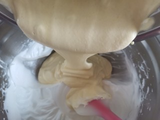 13、蔓越莓小米蒸糕,再倒回蛋黄糊里用同样的手法翻拌均匀