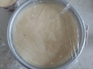 15、蔓越莓小米蒸糕,倒入模具封上保鲜膜，用牙签扎几个小孔