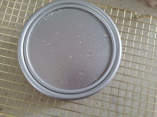 17、蔓越莓小米蒸糕,蒸好取出来，撕掉保鲜膜，倒扣晾至温热即可脱模