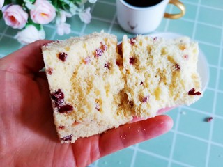 19、蔓越莓小米蒸糕,掰开看看，组织细腻，气孔均匀，里面的蔓越莓干酸酸甜甜，米香浓郁，超级好吃