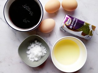 1、黑米蒸蛋糕,称好所有食材（黑米提前一天浸泡）