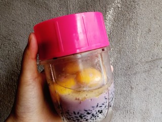 4、黑米蒸蛋糕,蛋黄、玉米油、牛奶和黑米全部放入料理机