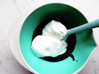 7、黑米蒸蛋糕,舀三分之一蛋白糊入黑米糊内翻拌均匀