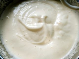 2、雷明顿蛋糕 ,隔热水打发至纹路不会快速消失