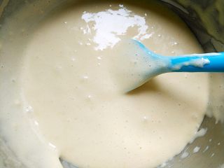 7、雷明顿蛋糕 , 沿着边沿倒入融化的油奶混合液，翻拌均匀