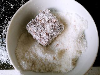 15、雷明顿蛋糕 ,表面裹满椰蓉