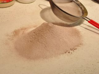 2、浓情巧克力无比派,将混合好的粉类过筛备用。