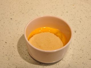 6、浓情巧克力无比派,另一半的砂糖加到打散的全蛋中。