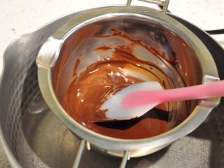 13、浓情巧克力无比派,融化巧克力的水温不要超过50度。