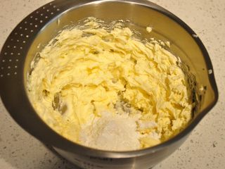 29、浓情巧克力无比派,加入糖粉。