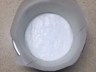1、海绵蛋糕,剪好油纸，铺在六寸的模具里。
