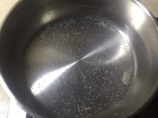 2、海绵蛋糕,锅里水加热至冒泡泡转小火。