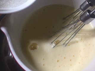 5、海绵蛋糕,一次性加入糖，快速打发。感觉糖融化后转中速继续打发。
