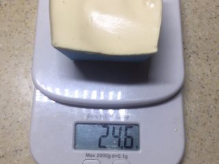 8、海绵蛋糕,去皮将蛋糊放入容器里称重。低于24克，说明打发过度，用刮刀翻拌几圈，稍微消一消泡就好了。高于24克说明打发不够，还要继续打发...