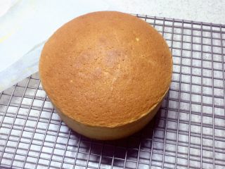 17、海绵蛋糕,出炉后震两下脱模，晾凉。