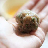 6、泰式炸虾饼,取一团虾饼陷在手中揉圆成球状。